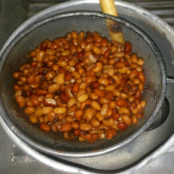 Rebus kacang tolo sampai empuk, cuci bersih lalu tiriskan