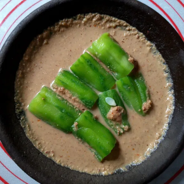 Masukkan Gambas rebus, tekan sedikit. Sajikan dengan nasi panas.