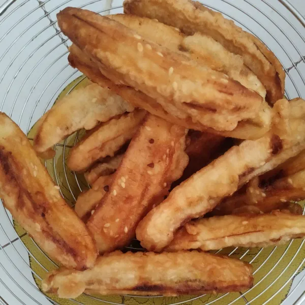 Setelah pisang matang, tiriskan. Lalu beri topping sesuai selera (saya beri topping kental manis dan juga gula palem).