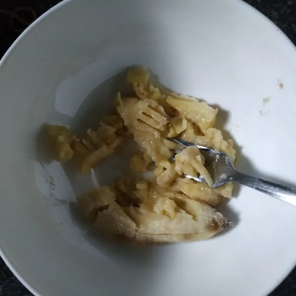 Hancurkan pisang pakai garpu sampai benar-benar halus
