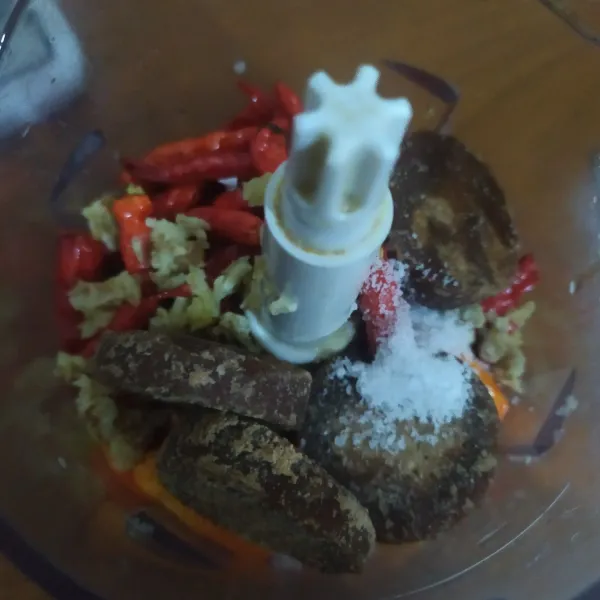 Goreng kacang tanah hingga matang, tiriskan, goreng pulang cabai dan bawang, satukan semua bahan sambal.