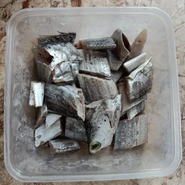 Potong-potong ikan layur sesuai selera.