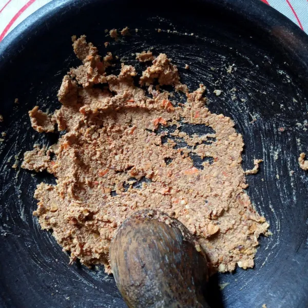 Uleg Kacang tanah goreng, bawang putih, cabe rawit, gula merah dan garam sampai kacang halus. Jika terasa berat bisa tambahkan air sedikit.