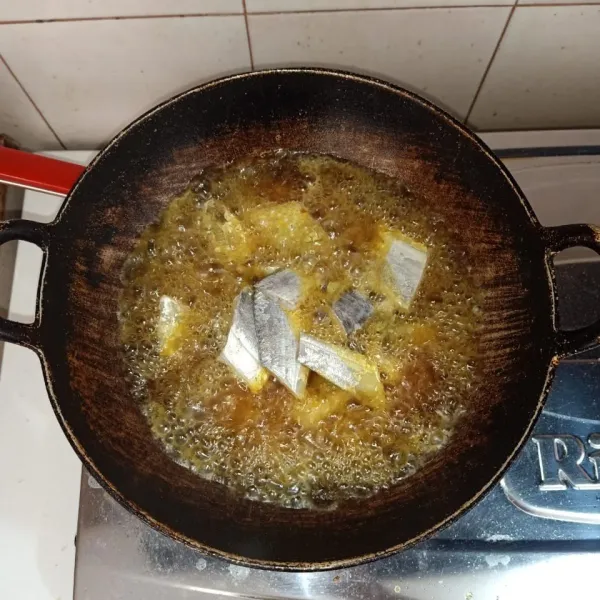Goreng ikan sampai kering.