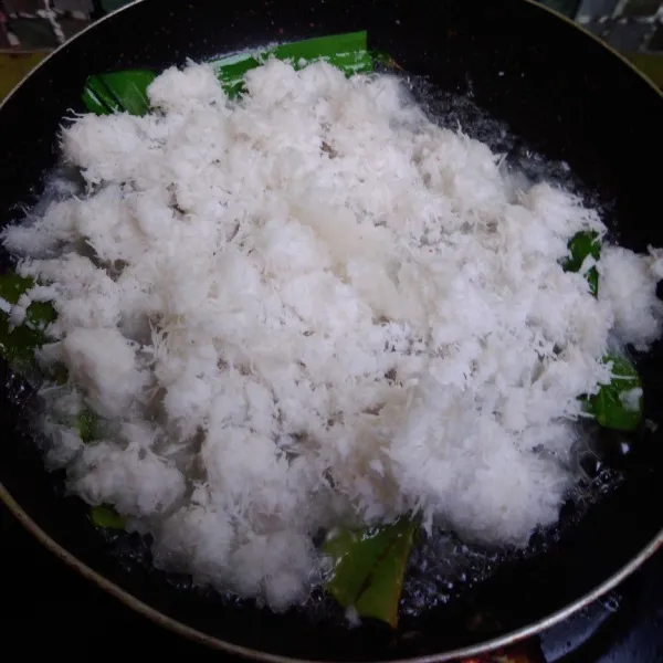 Dalam wadah, masukkan kelapa gula, daun jeruk, daun pandan, garam. Masak hingga gula larut. Tambahkan kelapa parut, masak hingga gula meresap dan kadar air dari kelapa berkurang.