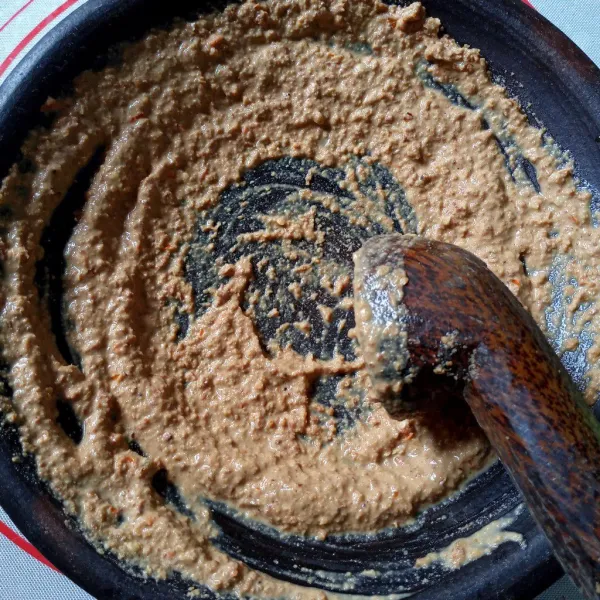 Setelah samval kacang sudah halus, tambahkan petis madura, jika tidak punya skip aja tidak masalah. tuang air matang sedikit demi sedikit sampai kekentalan yang diinginkan. Koreksi rasa.