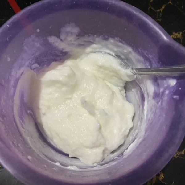 Masukkan whipped cream dan air dingin lalu aduk merata.
