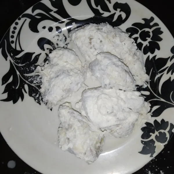 Siapkan adonan basah dengan melarutkan 2-3 sdm terigu, sisanya gunakan sebagai adonan kering. Celupkan ayam kedalam adonan basah, kemudian gulirkan kedalam adonan kering sambil dicubit-cubit.