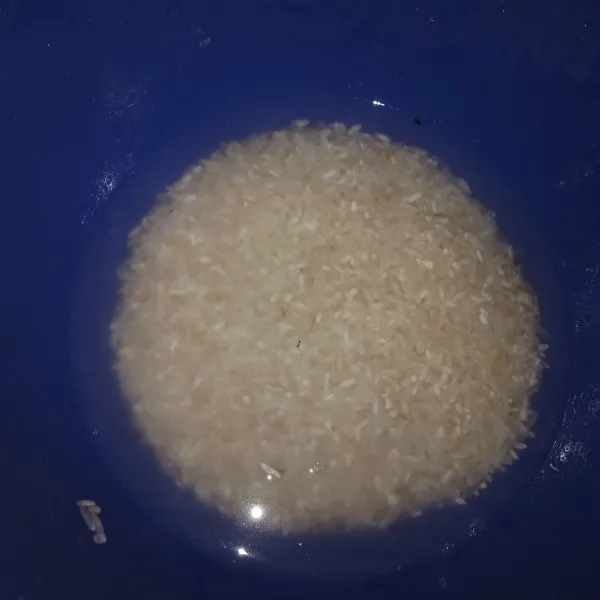 Masukkan beras ketan kedalam wadah lalu di cuci sampai bersih kemudian di rendam selama 2 jam.
