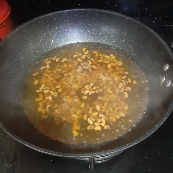 Rendam kacang tolo selama 1-2 jam, lalu rebus kacang hingga matang. Angkat dan sisihkan.