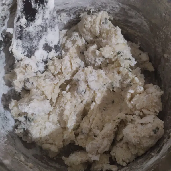 Masukkan kanji, aduk rata dengan spakula kayu, jangan pakai tangan agar tidak keras nantinya.