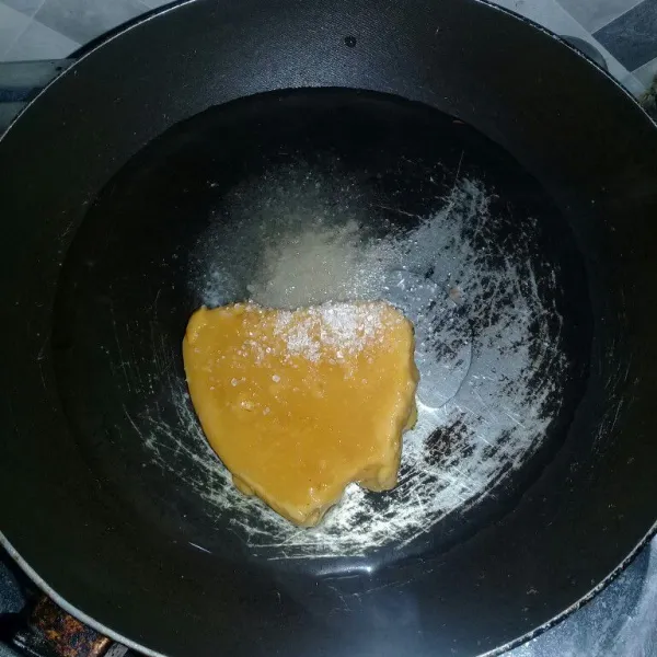 Masukkan gula merah, gula pasir, air dan garam kedalam wajan.