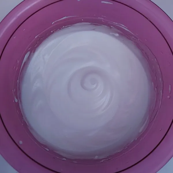 Kocok putih telur sampai berbusa. Masukkan gula pasir secara bertahap 2-3kali. Mixer sampai soft peak.