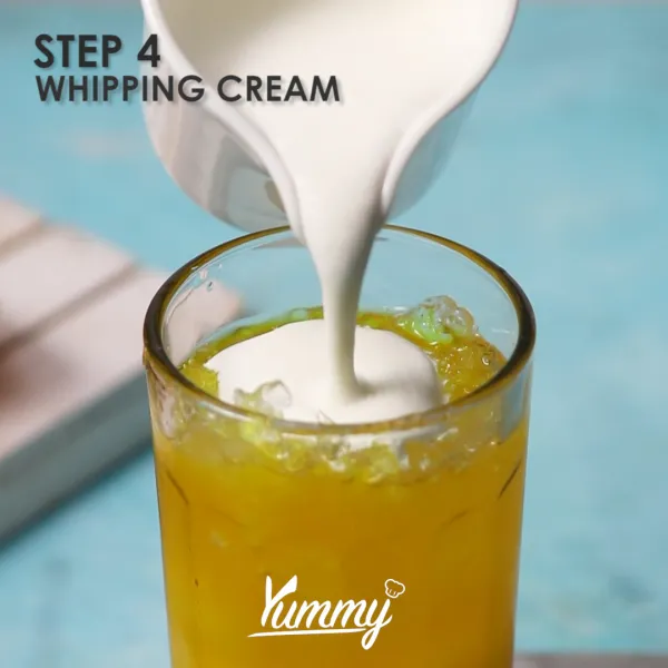 Tuangkan whipping cream yang sudah dikocok hingga mengental.
