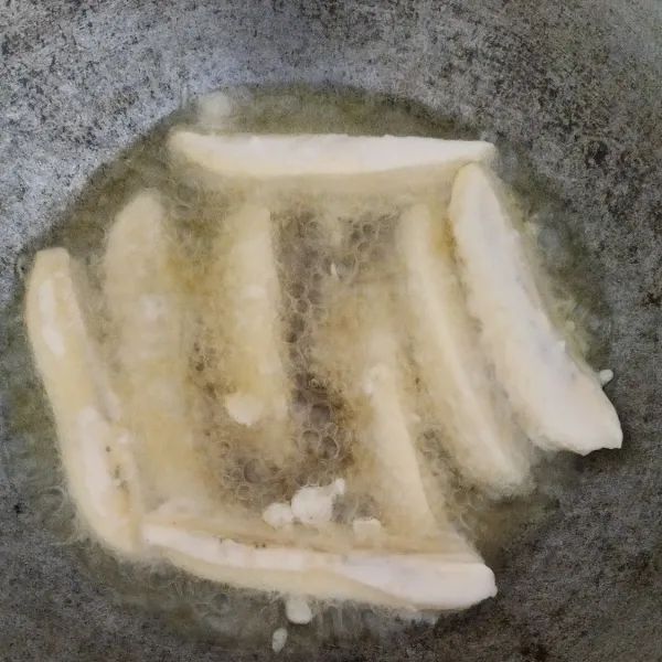 Goreng pisang sampai berwarna kecoklatan.