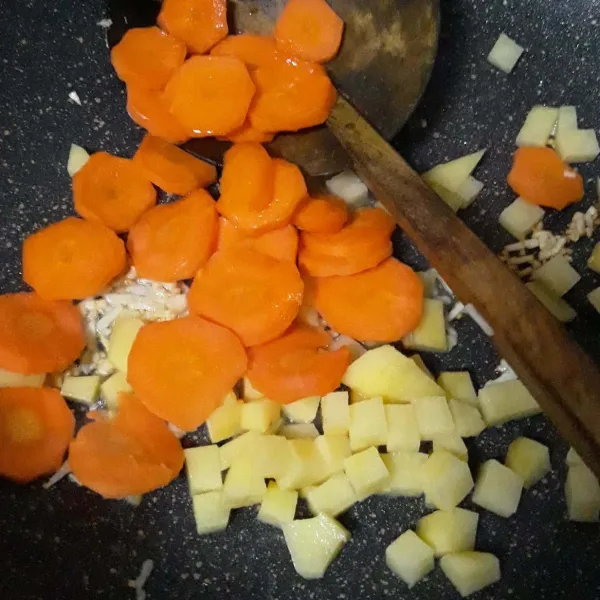Masukkan wortel dan kentang. Tumis sebentar.
