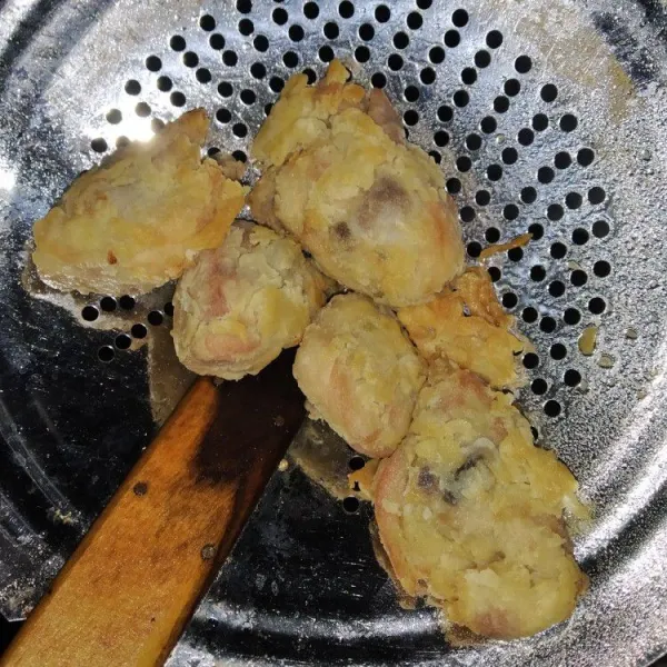 Panaskan minyak, goreng hingga matang dan coklat keemasan.