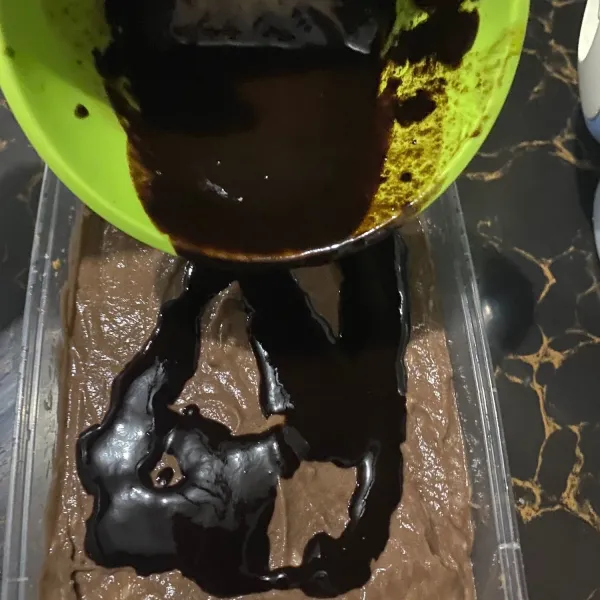 Tuangkan coklat cair ke atas whipped cream Coklat dan ratakan.