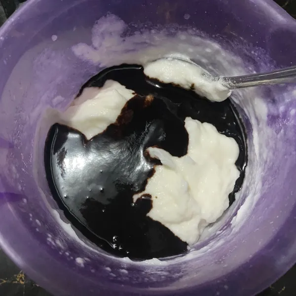 Lalu masukkan setengah coklat cair tadi ke whipped cream dan aduk merata.