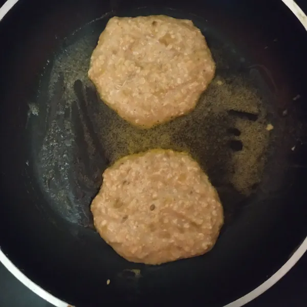 Ambil adonan menggunakan sendok sayur lalu tuang ke pan. Tunggu sampai kecokelatan lalu balik, letakan ke piring dan beri madu atau topping sesuai selera