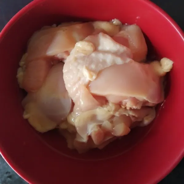 Potong-potong ayam, cuci bersih kemudian lumuri dengan bumbu halus, diamkan 15 menit.