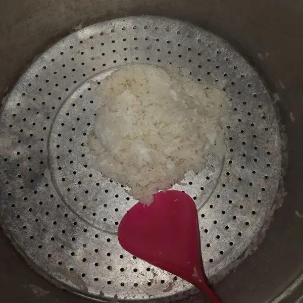 Siapkan panci kukusan masukan beras kedalam panci kemudian kukus selama 20 menit.
