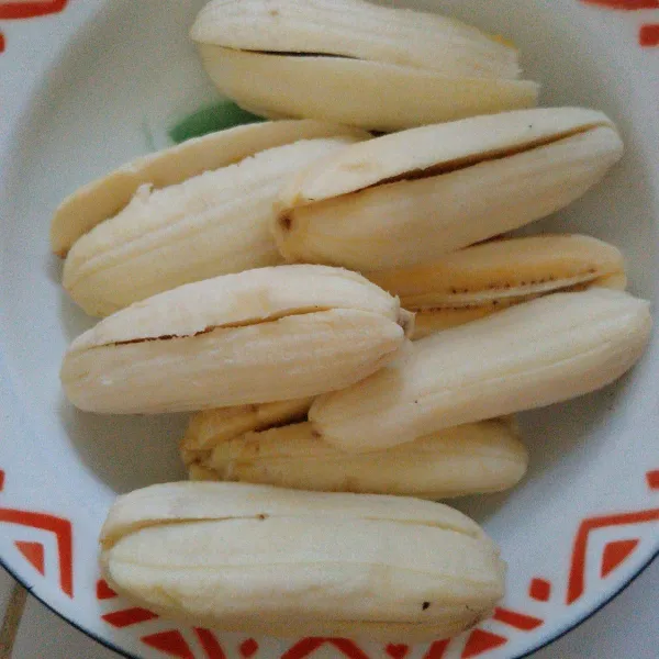 Potong pisang kepok menjadi 4 bagian