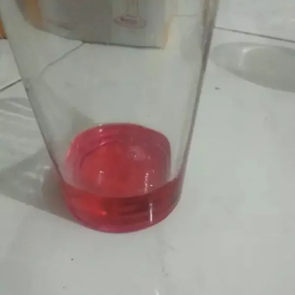 Tuang sirup dalam gelas lalu beri skm secukupnya.