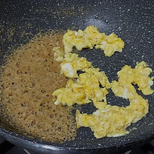 Panaskan minyak sayur, tumis bumbu halus sampai harum dan matang, pinggirkan, lalu orek telur.