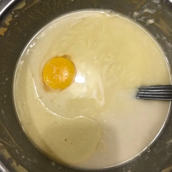 Setelah itu masukkan telur dan minyak lalu aduk sampai rata.