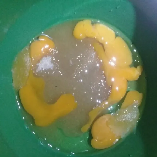 Masukkan telur, gula, dan sp ke dalam wadah