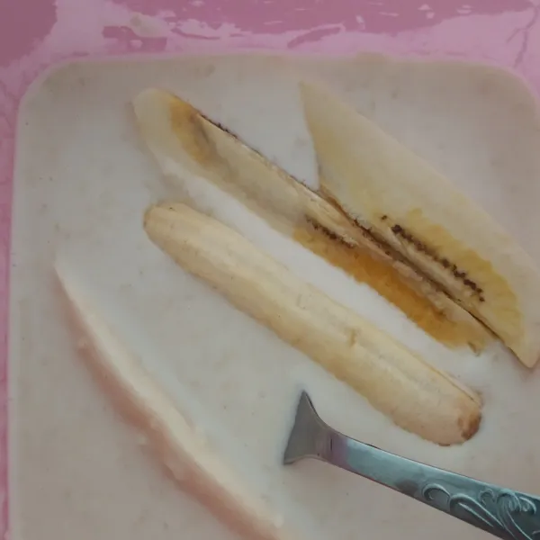 Balur pisang ke dalam adonan tepung sampai terselimuti merata.