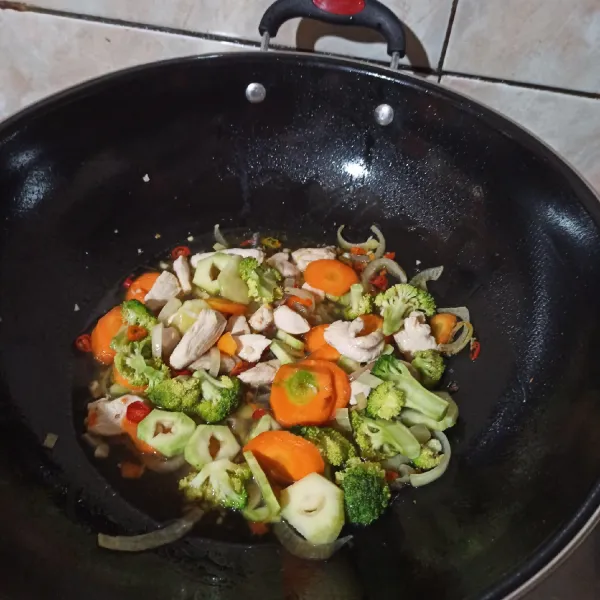 Masukkan brokoli dan wortel, tumis hingga empuk.
