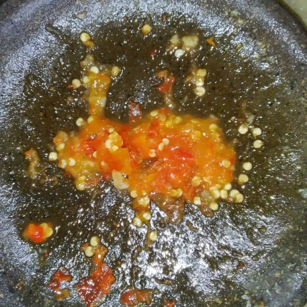 Haluskan bumbu geprek hingga halus, koreksi rasa.
