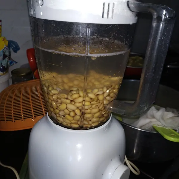 Campurkan kacang kedelai dengan 4 cup air. Haluskan dengan blender.