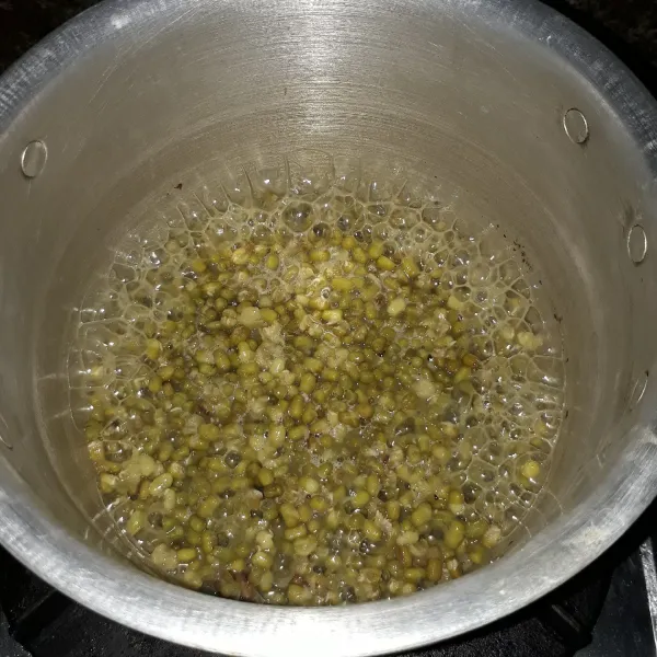 Cuci bersih kacang hijau lalu rebus dengan 300 ml air sampai empuk. Angkat tunggu sampai dingin.