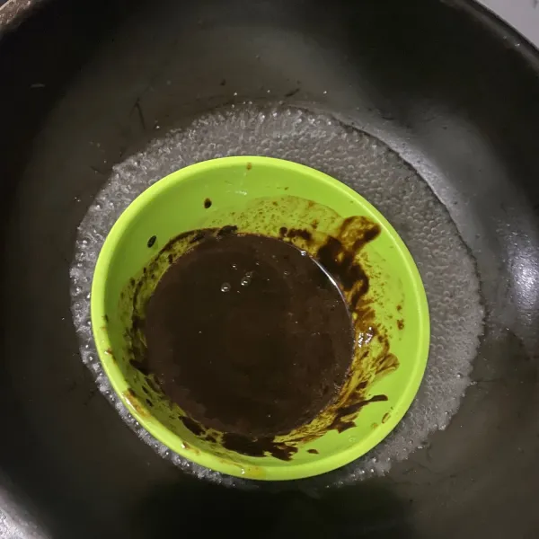 Tim coklat batangan dan beri blueband hingga cair lalu diamkan.