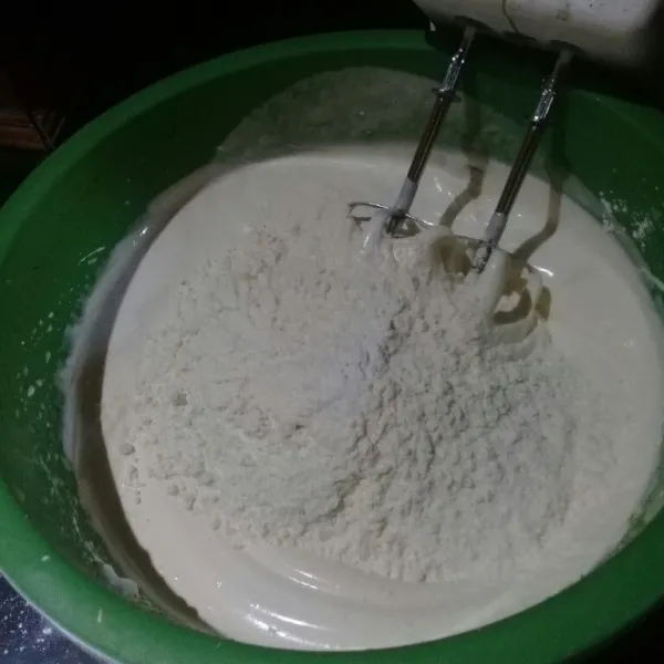 Masukkan tepung terigu, lalu mixer lagi dengan kecepatan rendah sampai tercampur rata