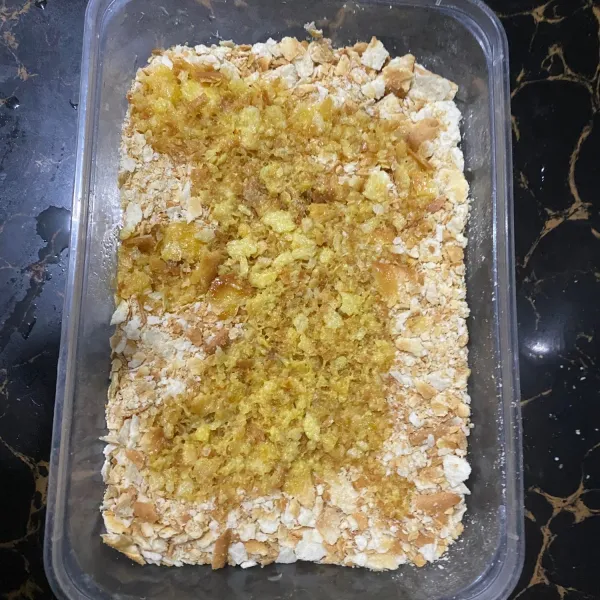 Masukkan blueband cair dan aduk merata biskuitnya.