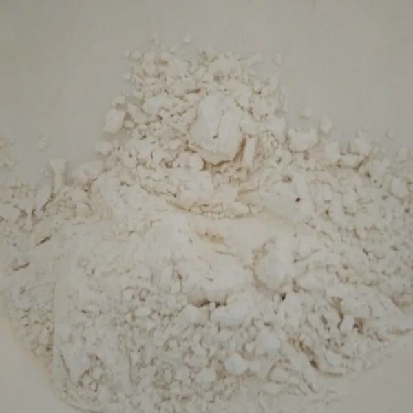 Dalam wadah campur tepung serbaguna, tepung terigu, garam, dan kaldu jamur. Aduk rata