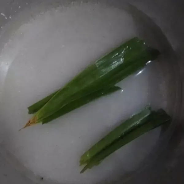Rebus gula beserta air dan daun pandan. Sampai mendidih dan gula larut. Matikan api