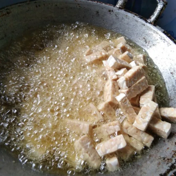 Goreng tempe hingga matang kecokelatan, angkat dan tiriskan