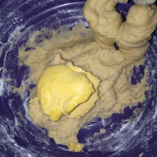 campur semua bahan Dough kecuali margarin. uleni menggunakan mixer hingga setengah kalis masukkan margarin.