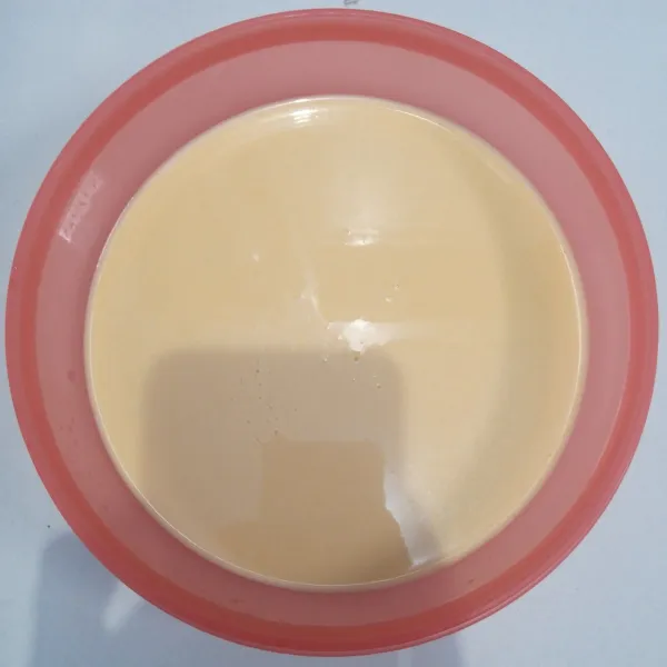 Saring adonan. Kemudian diamkan selama 1 jam dengan ditutup lap bersih.