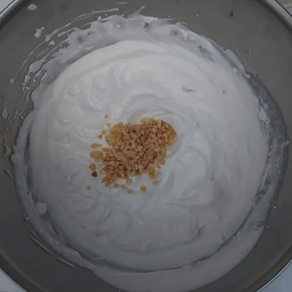 Bahan whippecream :
Mixer whippedcream sampai mengembang dan kaku. Lalu masukkan kacang tanah cincang, mixer sebentar saja asal rata. Masukkan ke piping bag.