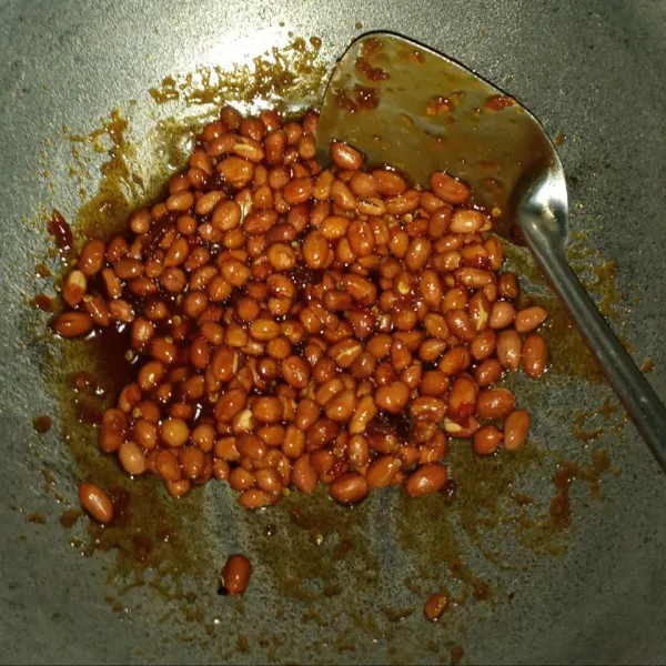 Setelah 5 detik dibiarkan (untuk mengurangi suhu panasnya) masukkan kacang goreng lalu aduk rata.