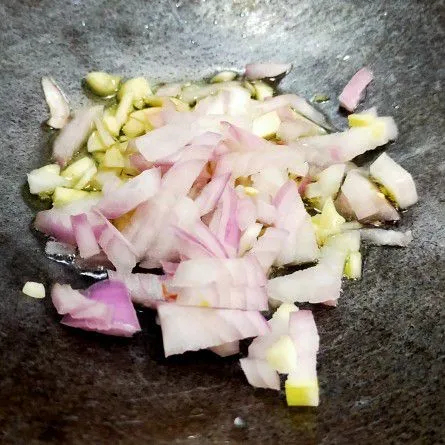 Tumis bawang merah bawang dan bawang putih sampai layu.