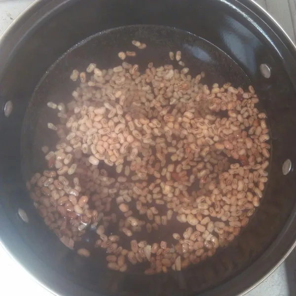 Didihkan air di panci lalu masukan kacang tolo dan lengkoas.