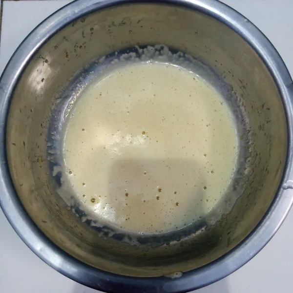 Kocok telur dan gula sampai gula larut.