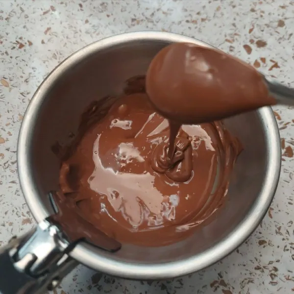 Bahan ganache :
Campur susu dan coklat, lalu tim dengan cara double boiler sampai leleh.